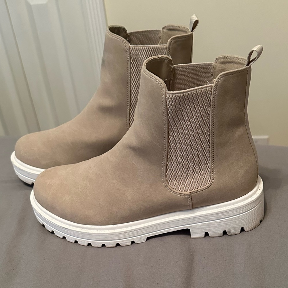 Soda Pilot sand boots size 9
